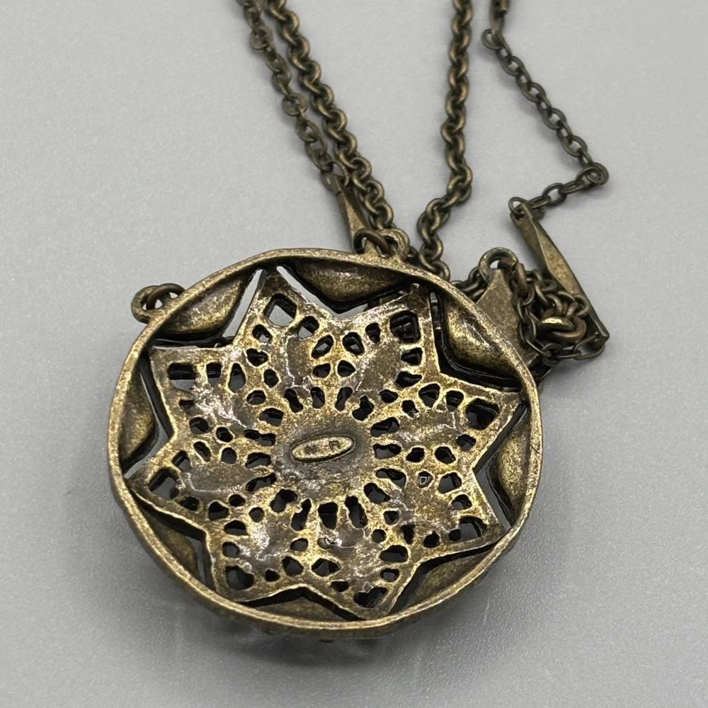 Vintage Avon Medallion Pendant Necklace JP429 - Picture 9 of 11